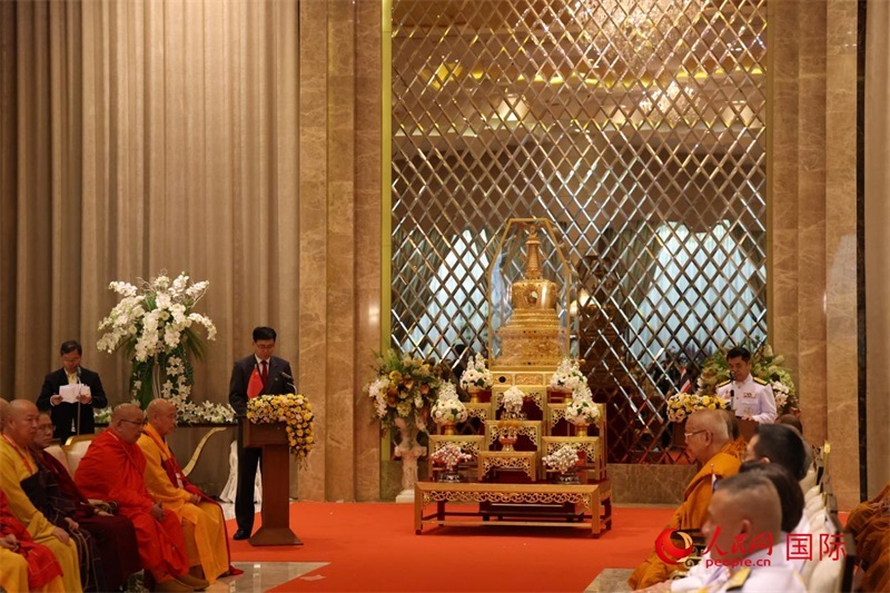 中泰兩國代表在曼谷廊曼軍用機(jī)場舉辦的迎請儀式上致辭。人民網(wǎng)記者楊一攝