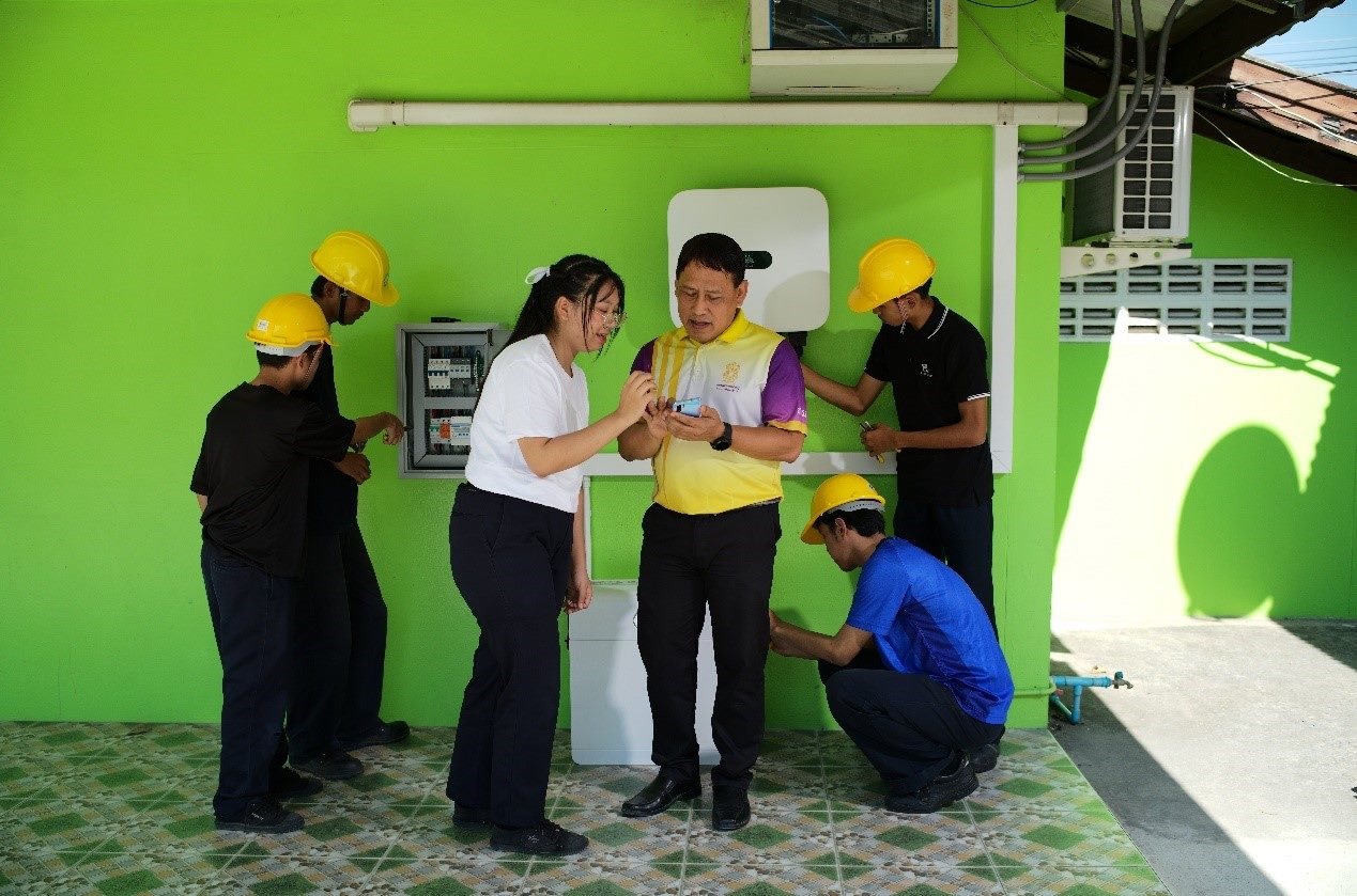 工作人員為當(dāng)?shù)靥﹪蠋熤v解說明。主辦方供圖