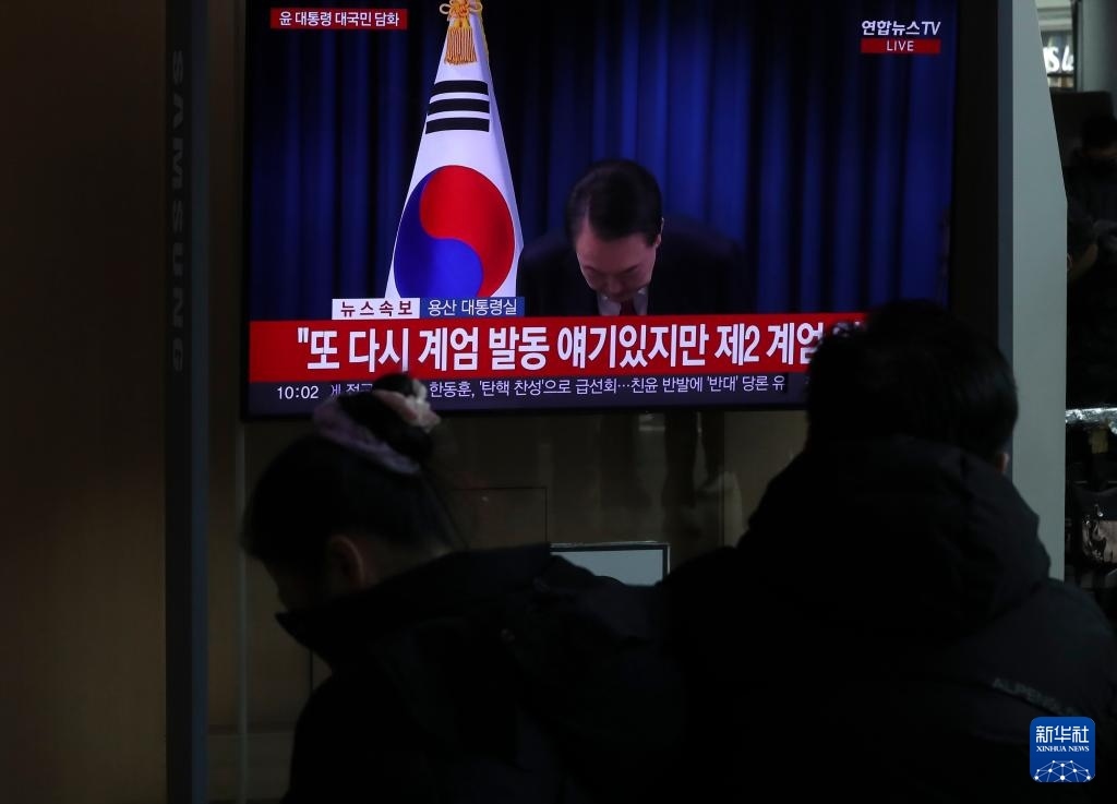 12月7日，在韓國首爾火車站，民眾觀看總統(tǒng)尹錫悅發(fā)表講話的電視畫面。新華社記者 姚琪琳 攝