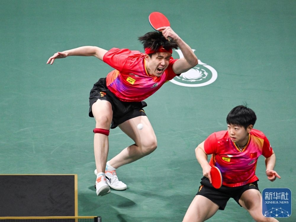 ↑中國隊組合王楚欽（左）/孫穎莎在混雙比賽中。新華社記者 王曦 攝
