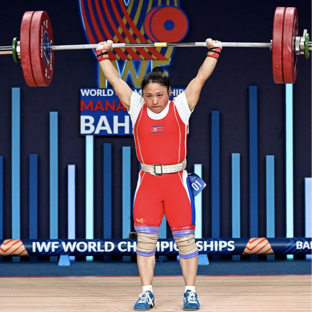 圖為李盛金在比賽中。圖片來源于國(guó)際舉重聯(lián)合會(huì)官網(wǎng)