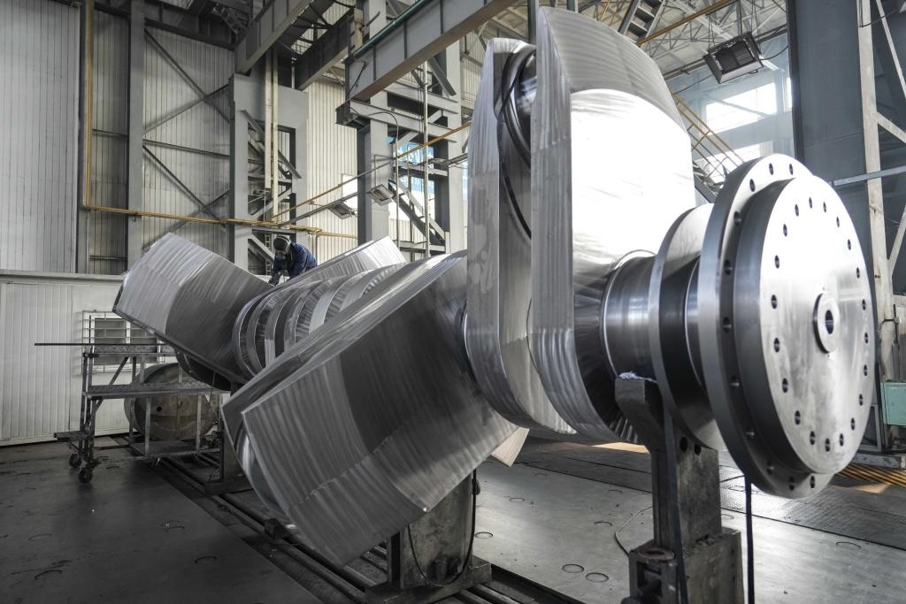 2024年1月11日，工人在大連華銳船用曲軸有限公司加工車間加工產(chǎn)品。新華社記者 潘昱龍 攝