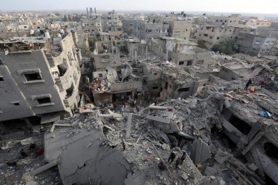 這是12月7日在加沙地帶中部努賽賴特難民營拍攝的遭以軍轟炸后的建筑廢墟。新華社發(fā)（里澤克·阿卜杜勒賈瓦德攝）