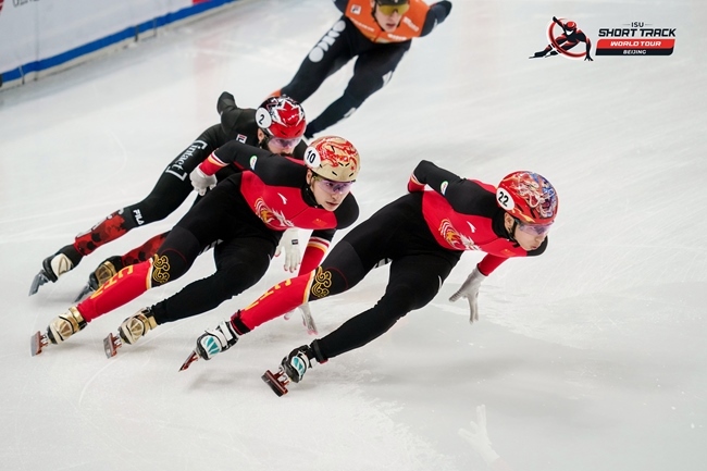中國選手孫龍(右一)、劉少昂(右二)在比賽中。賽事組委會供圖
