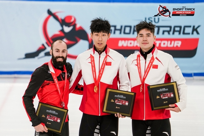 男子500米頒獎儀式，中國選手孫龍(中)奪得冠軍，加拿大選手杜博伊斯(左)獲得亞軍，中國選手劉少昂獲得季軍。賽事組委會供圖