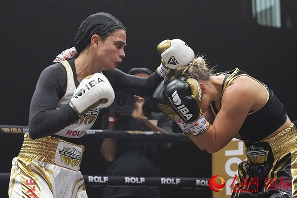 來(lái)自伊朗和羅馬尼亞的女選手進(jìn)行了墊場(chǎng)賽。人民網(wǎng) 塔里克·易卜拉欣攝