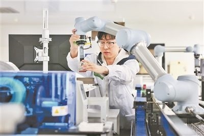 廣東省深圳市科研人員在實(shí)驗(yàn)室調(diào)試智能機(jī)器人。視覺中國(guó)供圖