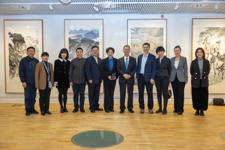 中國駐瑞典大使崔愛民與畫展主辦方人員合影。中國駐瑞典大使館供圖