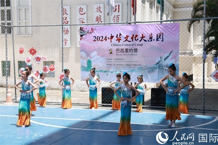 傣族舞蹈《金色的孔雀》以優(yōu)美的動(dòng)作贏得觀眾喝彩。人民網(wǎng)記者 陳海琪攝