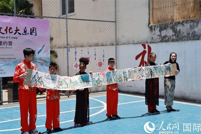 《一書一畫》展現(xiàn)了小營(yíng)員們的繪畫技巧。人民網(wǎng)記者 陳海琪攝