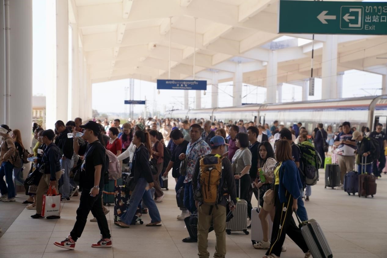 在中老鐵路萬象站，客運(yùn)列車抵達(dá)后旅客出站。老中鐵路有限公司供圖