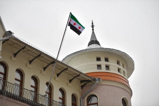 12月9日，在俄羅斯首都莫斯科，敘利亞駐俄羅斯使館升起代表敘利亞反對派的旗幟。新華社發(fā)（亞歷山大攝）