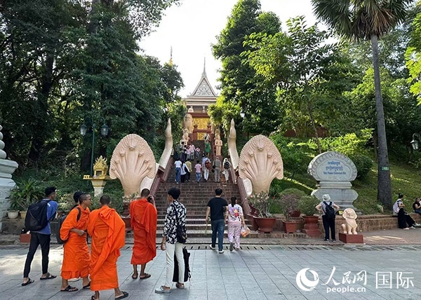 游客在金邊塔山寺游玩。人民網(wǎng)記者 簡(jiǎn)承淵攝