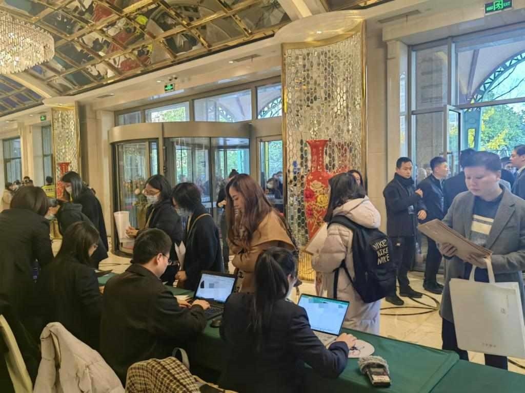 12月12日，第十批國家組織藥品集中帶量采購現(xiàn)場(chǎng)。新華社記者龔雯 攝