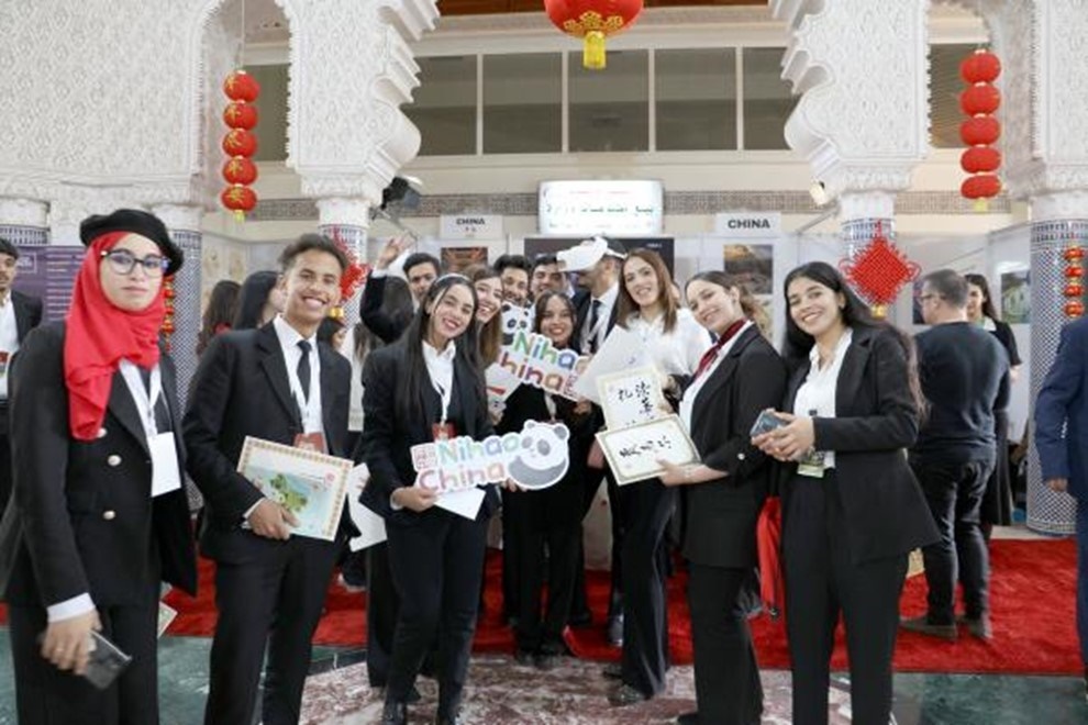 當?shù)孛癖娛殖帧澳愫茫≈袊笔峙坪嫌?。拉巴特中國文化中心供圖