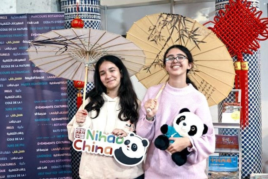 兩名女孩在合影。拉巴特中國文化中心供圖