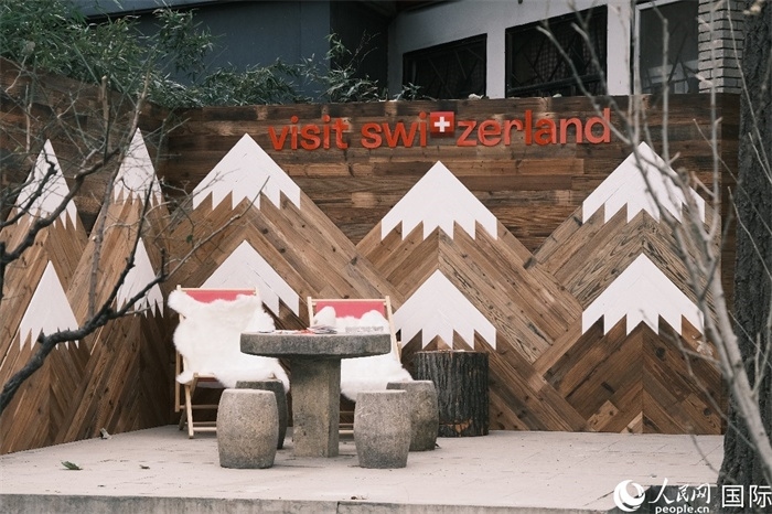 瑞士小木屋一隅，靜謐中散發(fā)出阿爾卑斯的冬日溫情。人民網(wǎng) 實(shí)習(xí)生黃睿攝