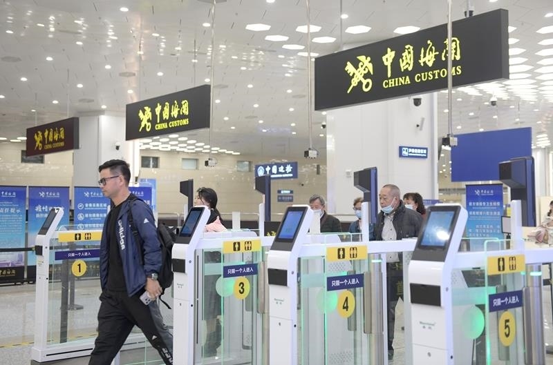 △2024年2月29日，旅客從橫琴口岸過(guò)關(guān)。