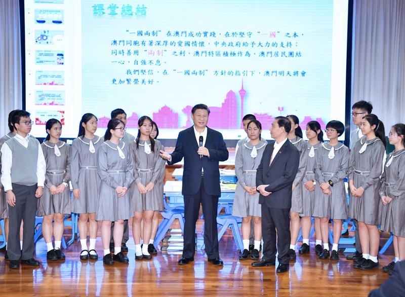 △2019年12月19日，在濠江中學(xué)附屬英才學(xué)校觀摩以“‘一國(guó)兩制’與澳門”為題的中國(guó)歷史公開(kāi)課后，習(xí)近平主席走到學(xué)生中間即席發(fā)表重要講話。