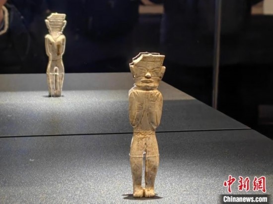 12月14日，“文明先鋒—凌家灘文化玉器展”在故宮博物院文華殿開幕。圖為展覽現(xiàn)場的立姿玉人。 中新社記者 應(yīng)妮 攝