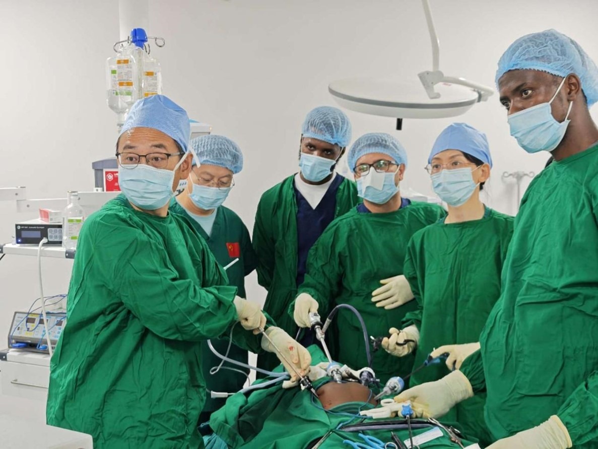 中外醫(yī)師合作進(jìn)行腹腔鏡手術(shù)。中國(guó)援桑醫(yī)療隊(duì)供圖