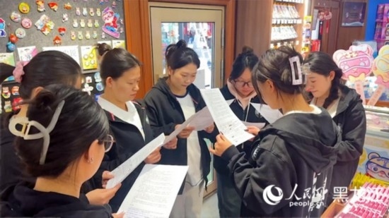 工會組織企業(yè)職工開展技能培訓(xùn)活動。人民網(wǎng)記者 張哲鑫攝