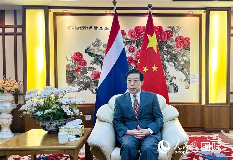 2024年12月10日，中國駐泰國大使韓志強在泰國曼谷接受中國—東盟中心（ACC）組織的“多彩東盟：2024年中國媒體東盟行”媒體團采訪。人民網(wǎng)記者 羨江楠攝