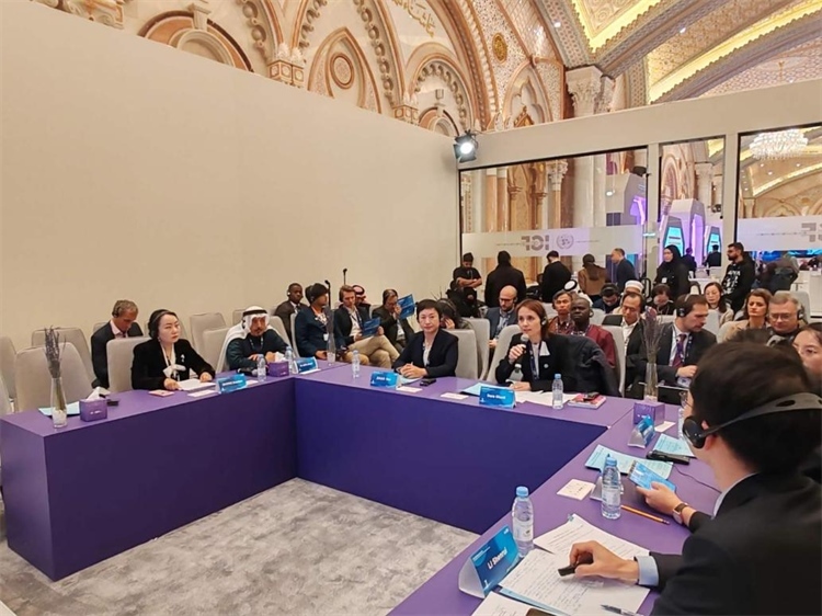 圖為與會代表圍繞主題進行發(fā)言討論。中國傳媒大學供圖。