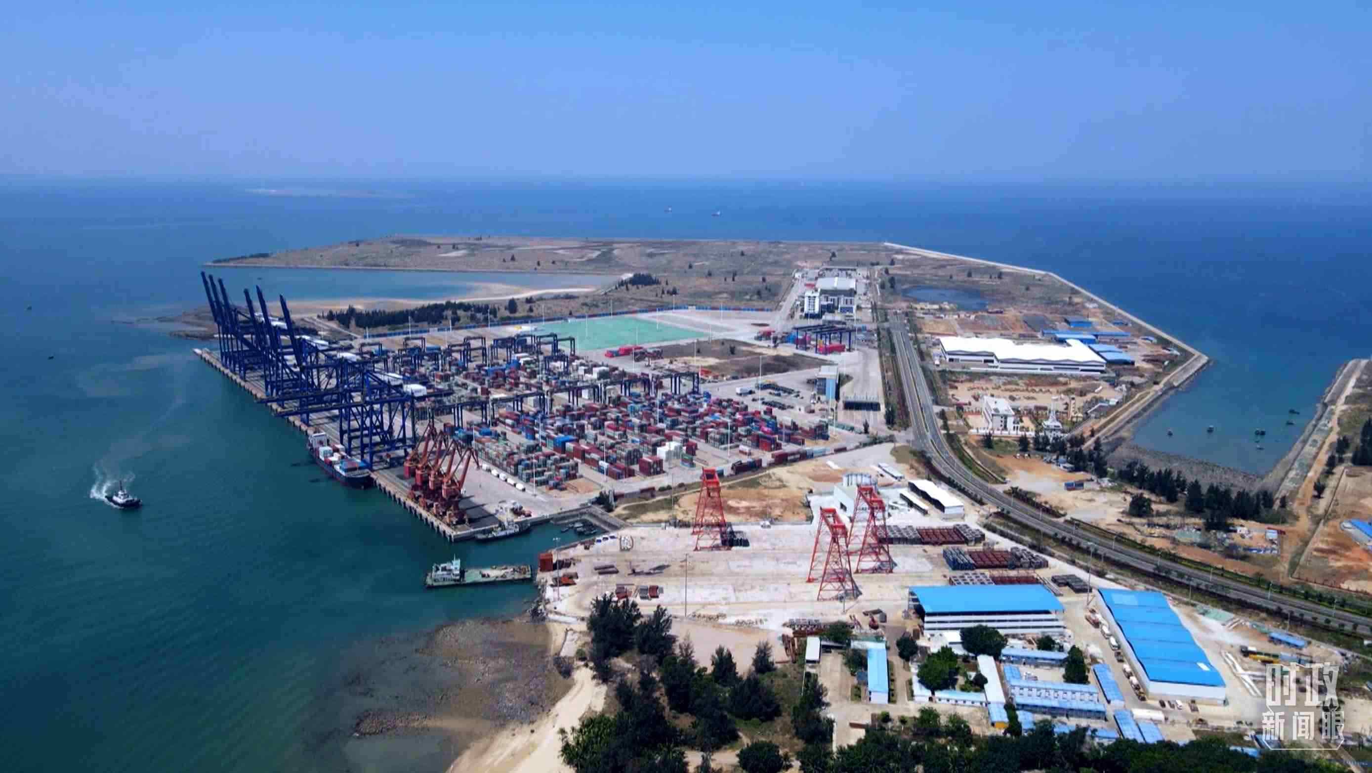 俯瞰海南洋浦港口。（總臺(tái)記者葉飛拍攝）