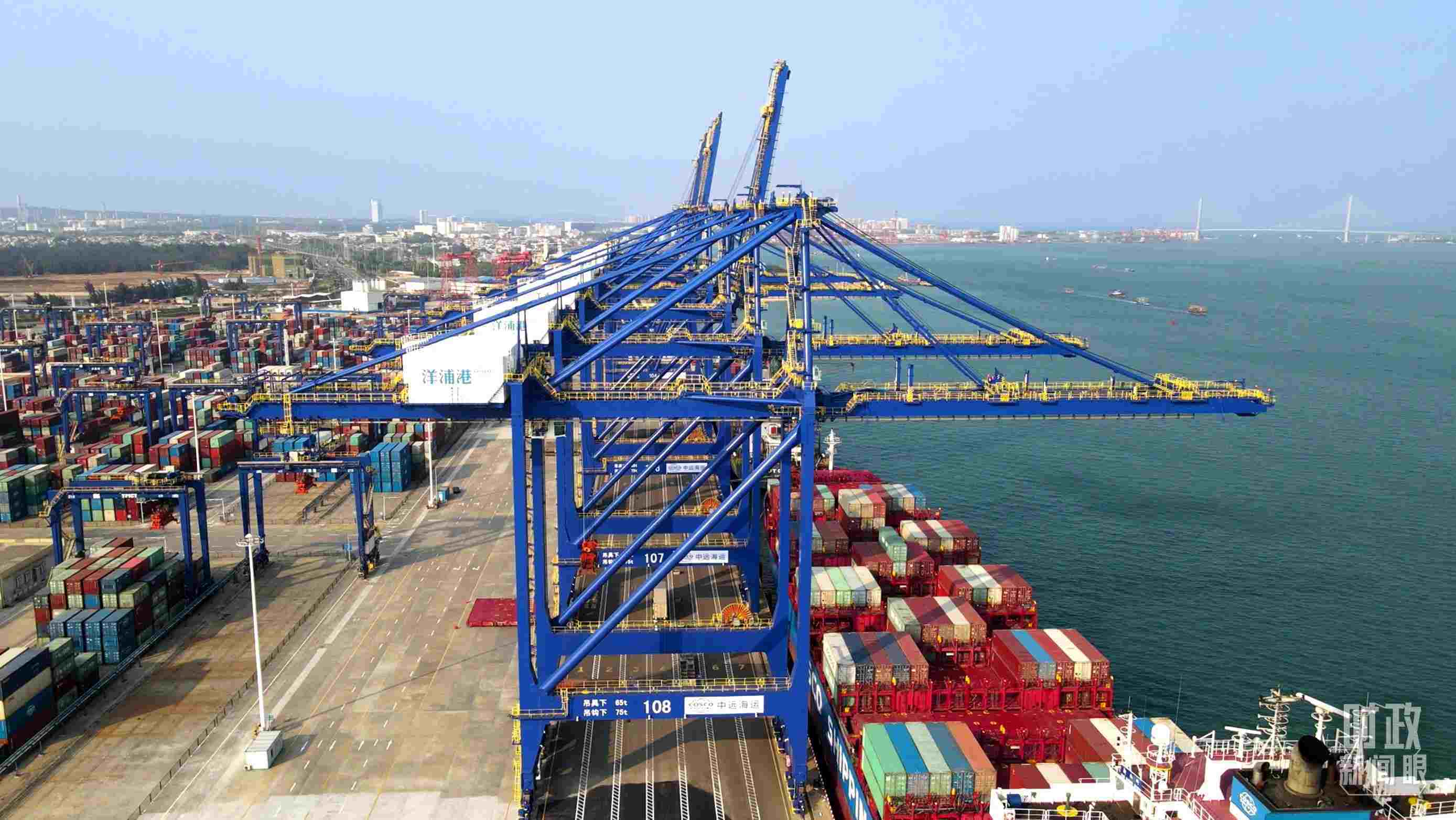 海南洋浦國(guó)際集裝箱碼頭小鏟灘港區(qū)。（總臺(tái)央視記者彭漢明拍攝）