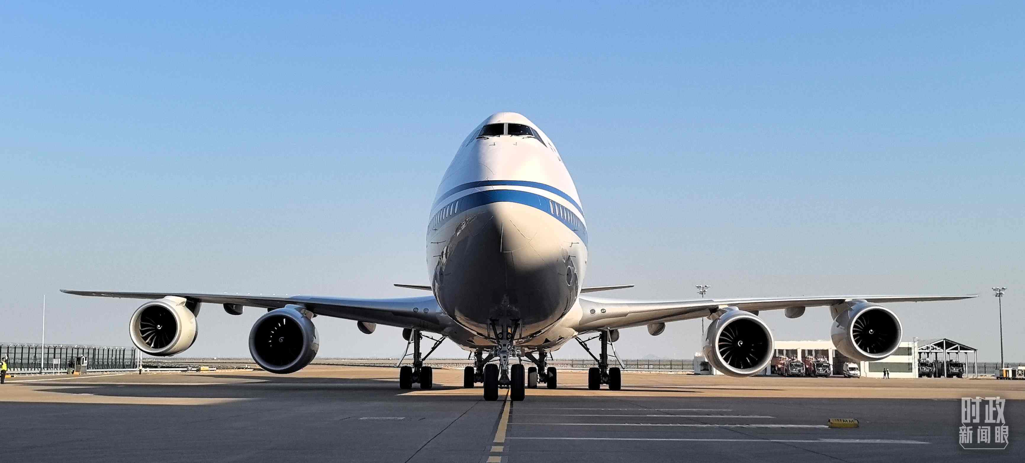 △習(xí)主席專機(jī)抵達(dá)澳門國際機(jī)場。（總臺央視記者王子杭拍攝）