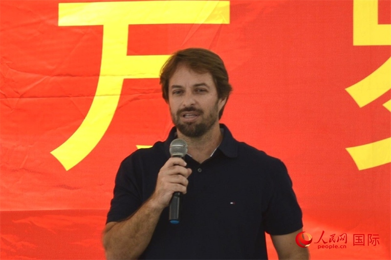 里約州環(huán)境與可持續(xù)發(fā)展廳副廳長費(fèi)利佩·克魯奇克在捐贈活動上致辭。人民網(wǎng)記者 陳海琪攝