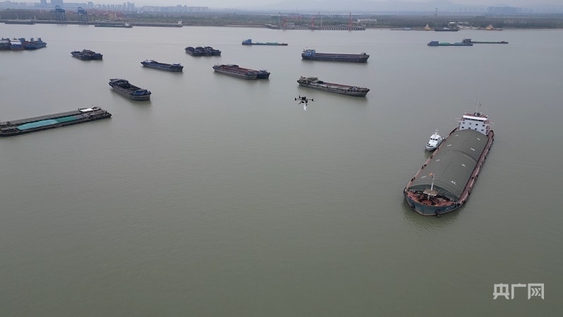 無人機在給長江船只送貨（央廣網發(fā) 劉劍忠 攝）