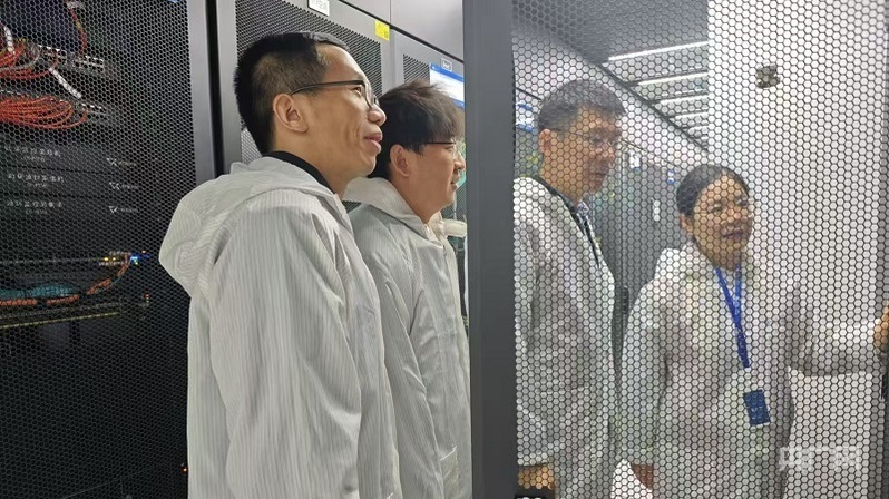 陳平平和團隊在實驗室設備機房開展創(chuàng)新網絡測試驗證（央廣網記者 王錫斐 攝）