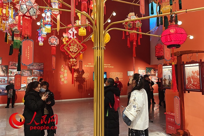 12月21日，觀眾正在參觀“過年——春節(jié)主題展”。人民網(wǎng)記者 韋衍行攝