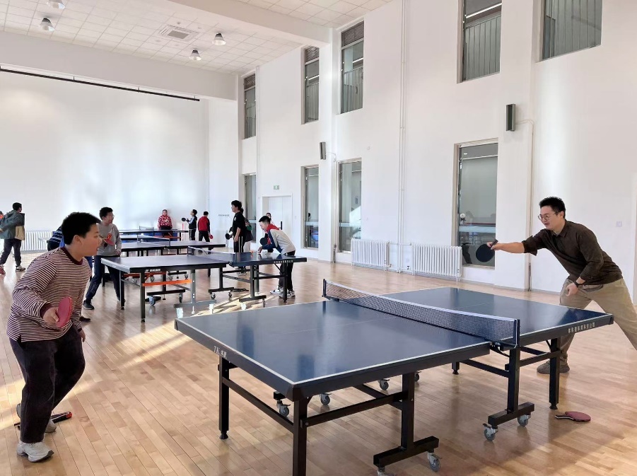 老師和學(xué)生在課間打乒乓球。人民網(wǎng) 白炅攝