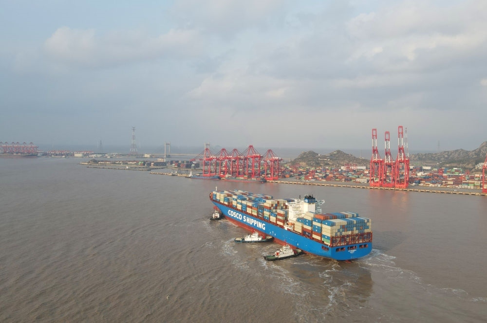 “新上?！陛喌诌_洋山港，這是自秘魯錢凱港開港后首個“錢凱—上?！闭胶酱危?024年12月18日攝，無人機照片）。新華社記者 方喆 攝