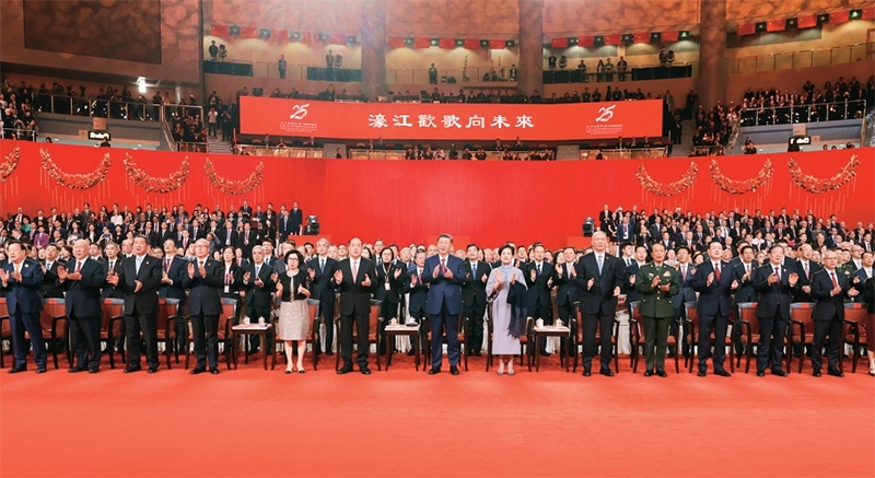 2024年12月19日晚，慶祝澳門回歸祖國25周年文藝晚會在澳門東亞運動會體育館舉行。中共中央總書記、國家主席、中央軍委主席習近平觀看演出。晚會最后，習近平同全場觀眾一起高唱《歌唱祖國》。 新華社記者 丁林/攝