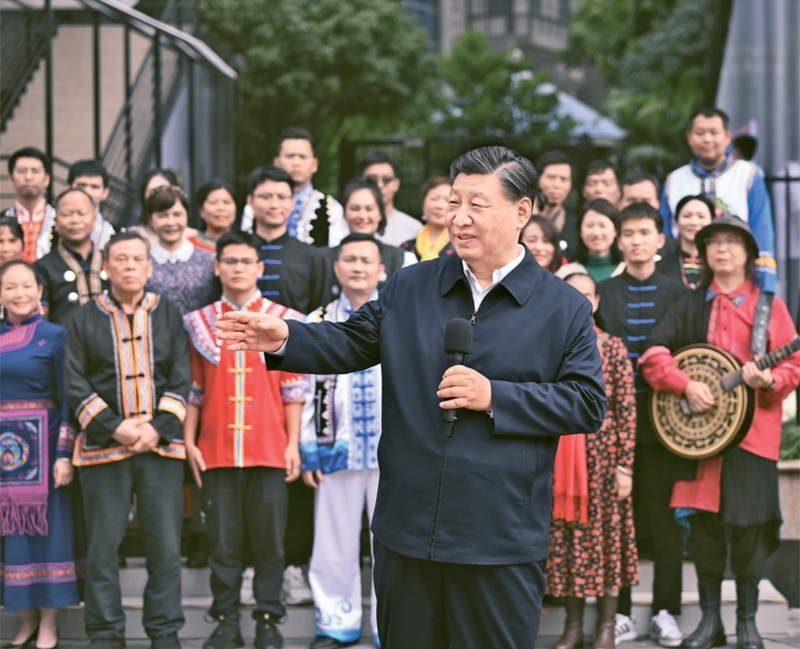 2023年12月14日至15日，中共中央總書記、國家主席、中央軍委主席習近平在廣西考察。這是14日上午，習近平在南寧市良慶區(qū)蟠龍社區(qū)考察時，同社區(qū)各族群眾親切交流。 新華社記者 燕雁/攝