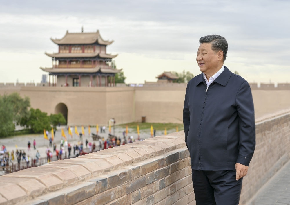 2019年8月20日上午，習(xí)近平總書記來到嘉峪關(guān)關(guān)城，登上城樓察看關(guān)城整體面貌，聽取河西走廊長城、關(guān)隘歷史文化情況介紹。新華社記者 謝環(huán)馳 攝