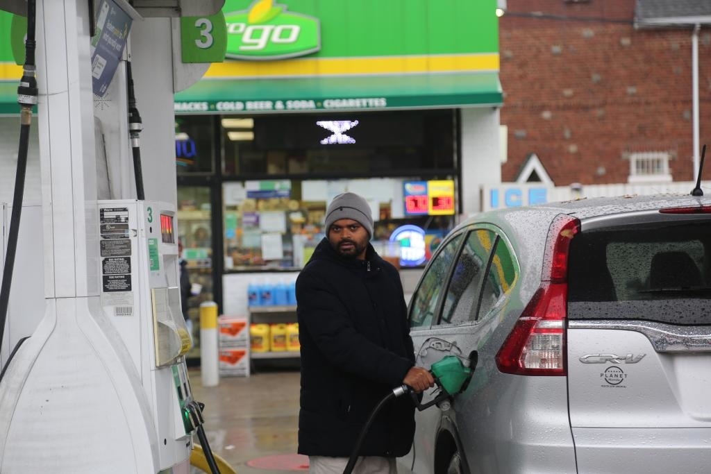 2024年12月11日，一名男子在美國紐約一處加油站加油。新華社記者劉亞南 攝