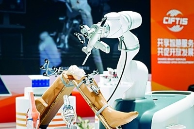 2024年中國國際服務貿(mào)易交易會上展出的人工智能骨科手術(shù)機器人。新華社發(fā)