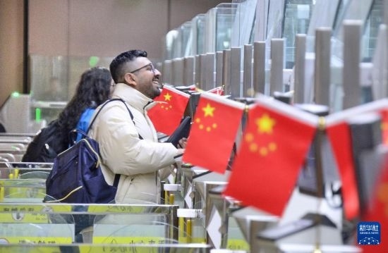 1月2日，國(guó)外旅客通過(guò)大興機(jī)場(chǎng)邊檢站入境。新華社記者 李欣 攝