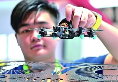 在首屆晉江科技成果轉(zhuǎn)化對(duì)接洽談會(huì)智能裝備展位，工作人員在展示無(wú)人機(jī)研究成果。新華社發(fā)