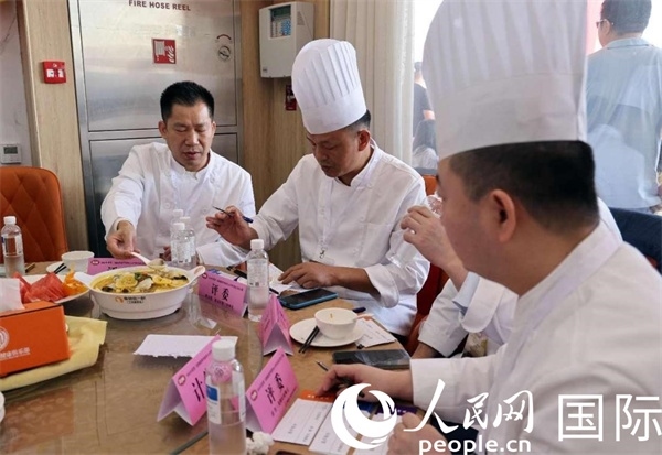 評(píng)委正在品嘗菜品并打分。人民網(wǎng)記者 管克江攝