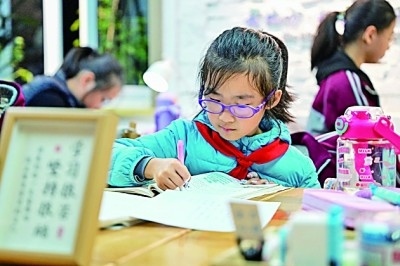 在河南洛陽(yáng)市澗西區(qū)長(zhǎng)安路街道長(zhǎng)安路二社區(qū)共享自習(xí)室內(nèi)，孩子們?cè)趯W(xué)習(xí)。李衛(wèi)超攝/光明圖片