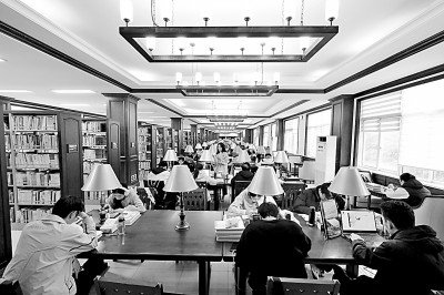重慶大學(xué)圖書館，大學(xué)生們正在讀書學(xué)習(xí)。孫凱芳攝/光明圖片