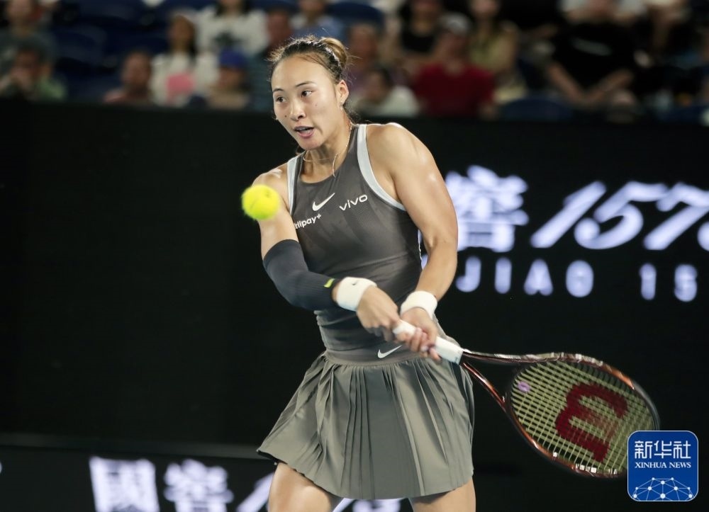 ↑鄭欽文在比賽中回球。新華社記者 馬平 攝