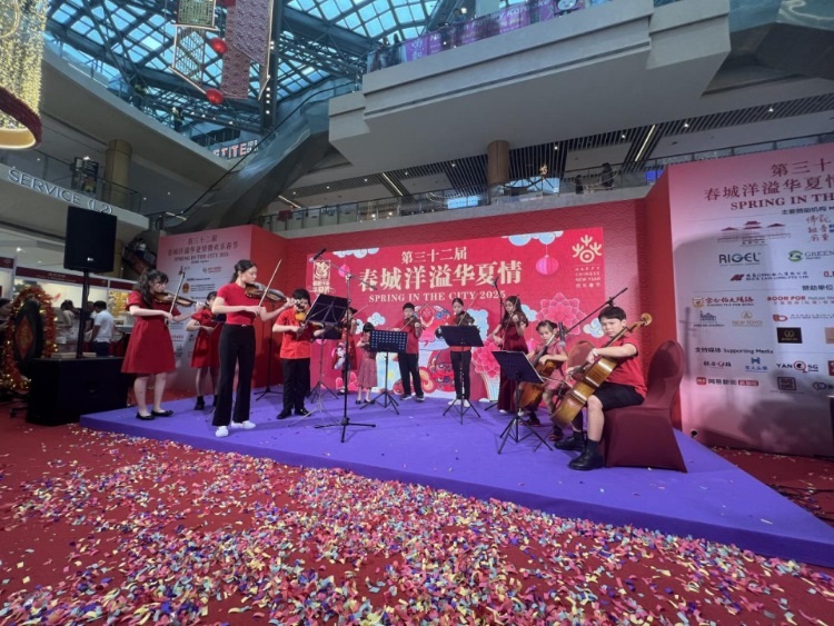 來自中國和新加坡的藝術(shù)團體聯(lián)袂表演了歌舞、器樂、武術(shù)、雜技等多種形式的文藝節(jié)目。活動主辦方供圖