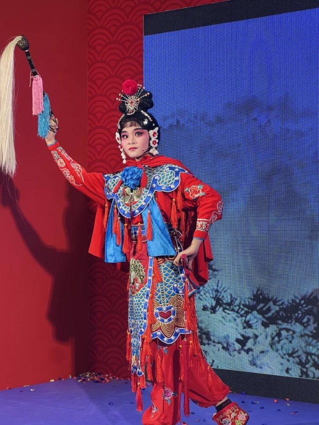 來自中國和新加坡的藝術(shù)團體聯(lián)袂表演了歌舞、器樂、武術(shù)、雜技等多種形式的文藝節(jié)目?；顒又鬓k方供圖